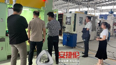 韓國橡膠減震客戶到訪參觀滾噴機噴膠機和試機打樣