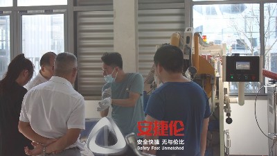 上海汽車輪轂客戶到訪參觀28工位噴膠機和R55滾噴機